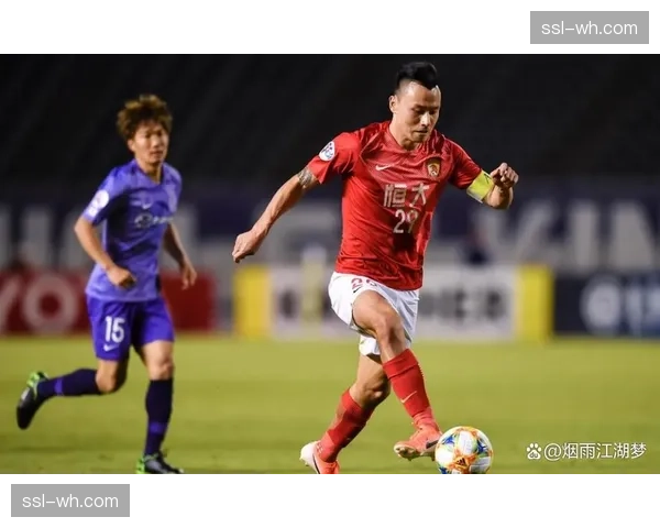 特写：老将郜林现场观战，与青年球员交流射门心得