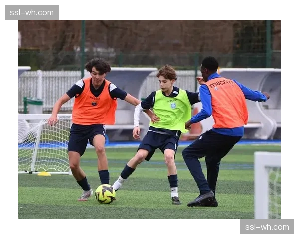 某俱乐部青训教练因违规接触球员遭联盟调查