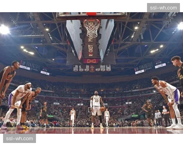 詹姆斯生涯总得分突破45000分大关,现场比赛暂停以表祝贺 詹姆斯生涯总得分突破45000分大关,现场比赛暂停以表祝贺