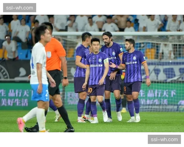 半场战报：武汉三镇0-2落后天津津门虎，阿齐兹点射破门难救主。