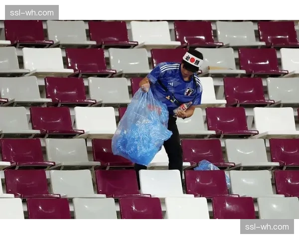 镜头记录:莱茵能源球场外,科隆球迷自发清理赛后垃圾 镜头记录:莱茵能源球场外,科隆球迷自发清理赛后垃圾